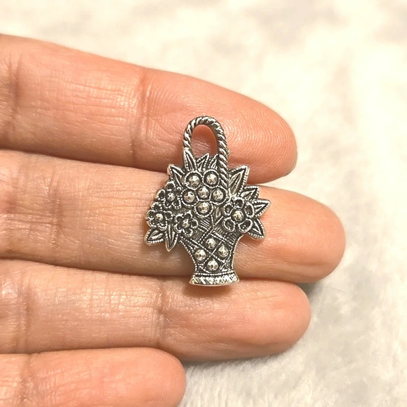 #484 Vintage SIGNED AVON FLOWER LEAF BASKET pin Black silver tone - Picture 3 of 6